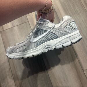 Women's Nike Vomero 5 white grey